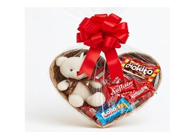 Cesta coração com chocolates e presente